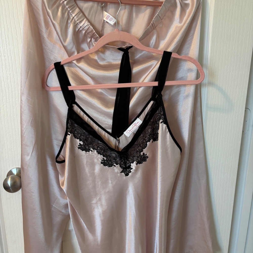 Oscar de la Renta sleep wear - Picture 3 of 4